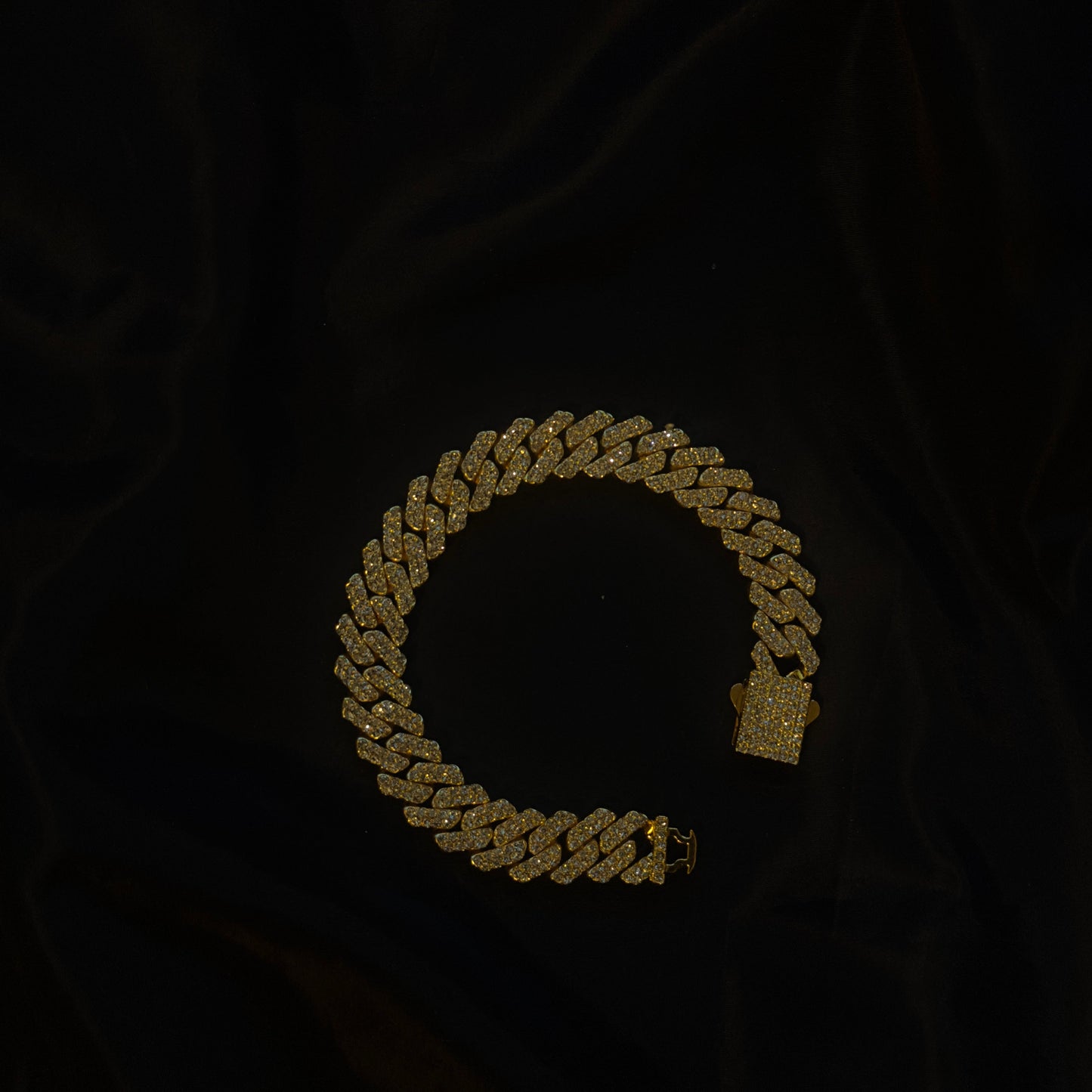 GOLD PRONG LINK BRACELET.