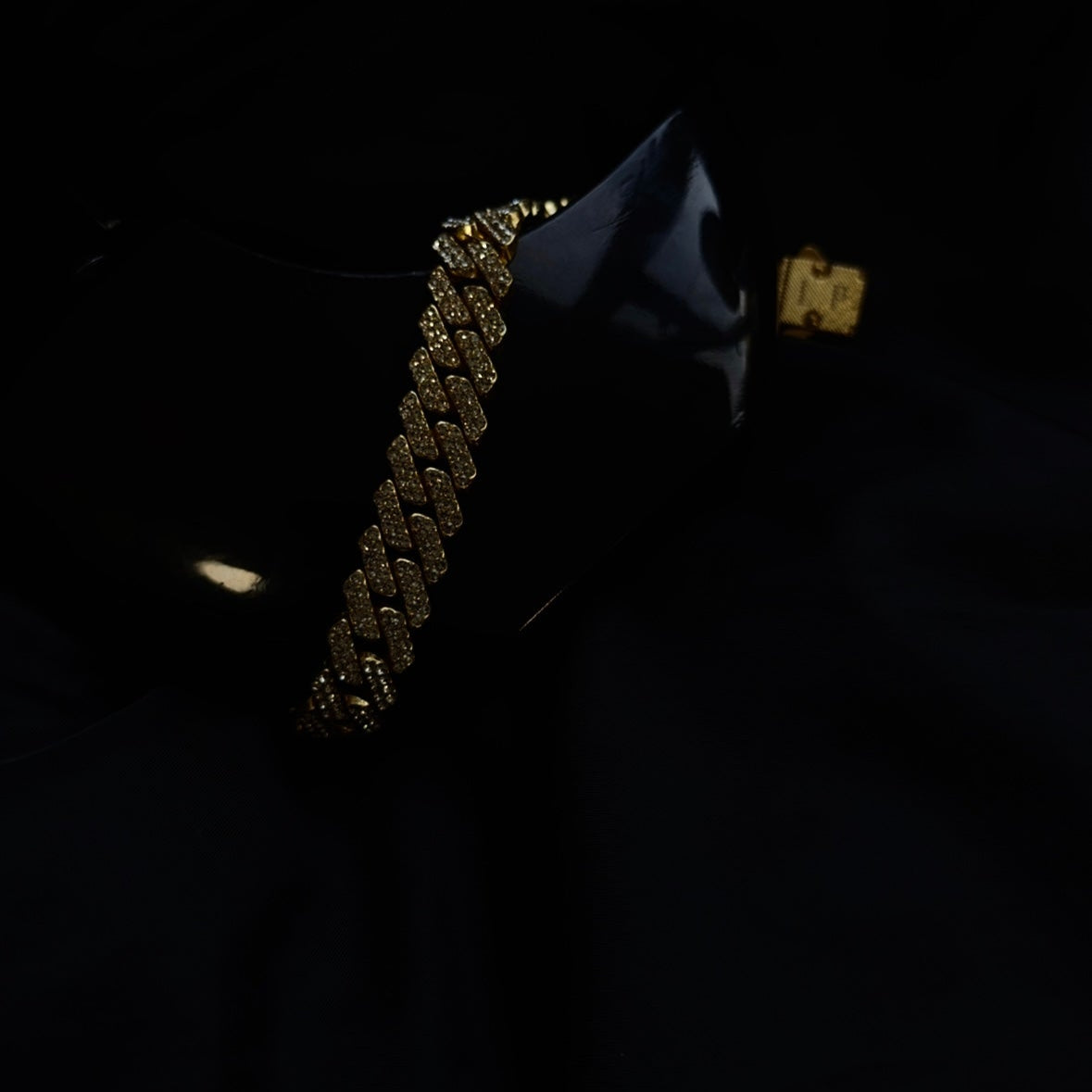 GOLD PRONG LINK BRACELET.