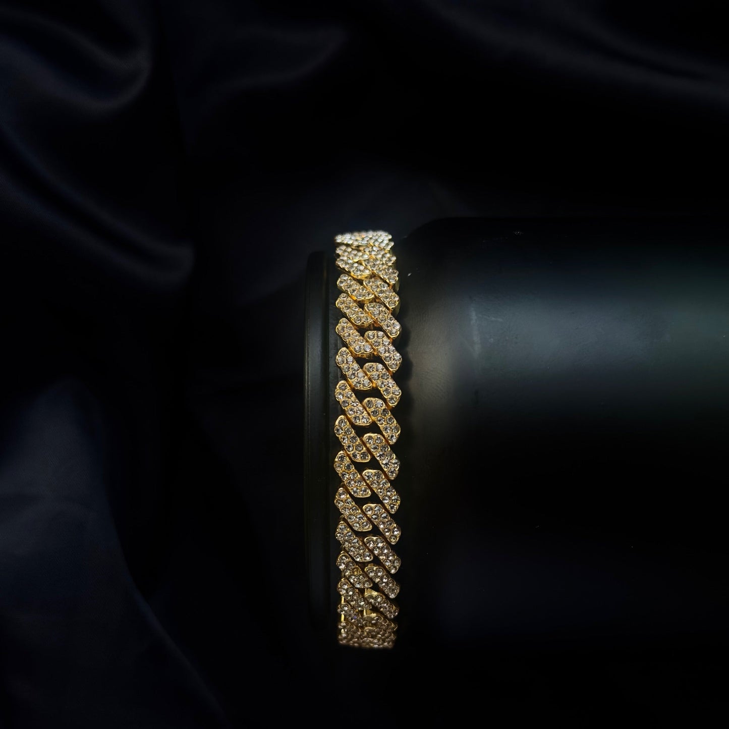 GOLD PRONG LINK BRACELET.